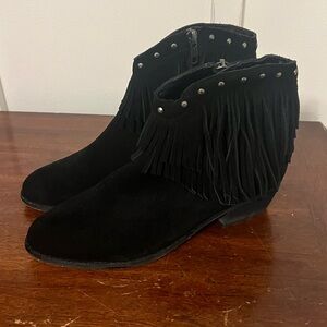 Minnetonka Black Suede Fringe Ankle Boots with Studs size 7.5